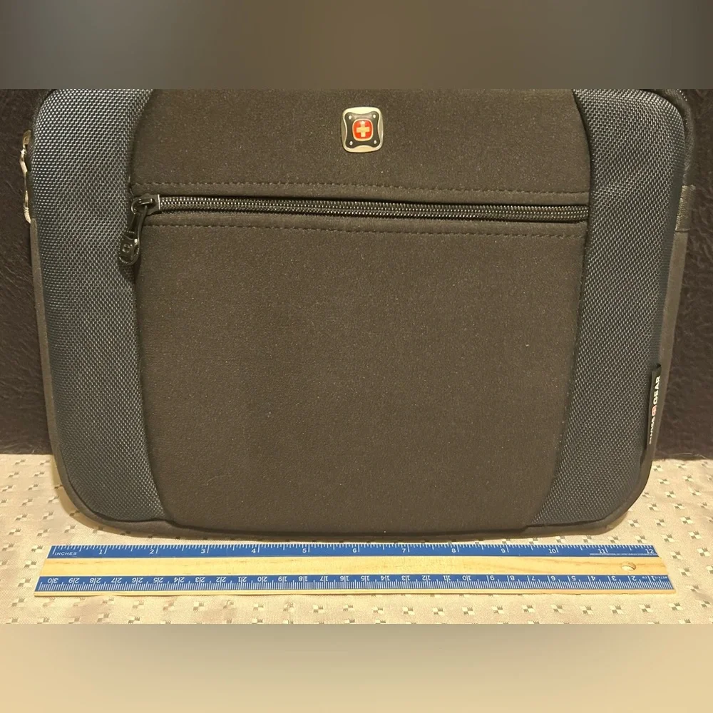 Wenger Swissgear  Swiss Gear The Lunar Netbook Tablet iPad Case Sleeve